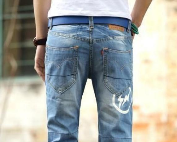 牛仔裤后腰为什么有一个皮标,牛仔裤后腰为什么都缝着一块皮