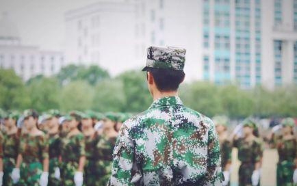 女孩发军训晒黑照片给爸爸诉苦,看到他的回应,网友果然是亲爹