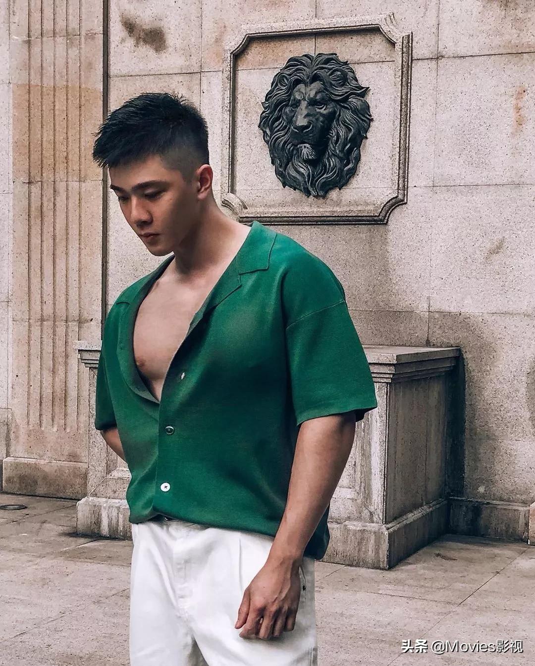 穿短裤比汪小菲还好看！奶凶腱子肉小狼狗，浴室照疯狂撩粉！