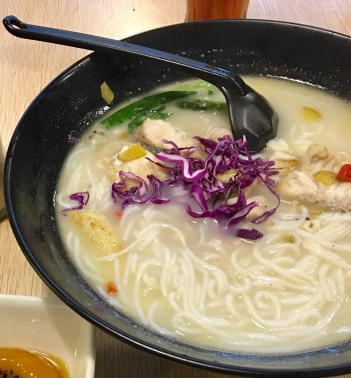 第一时间就是吃一碗广西特色米粉,湖南米粉最正宗的吃法