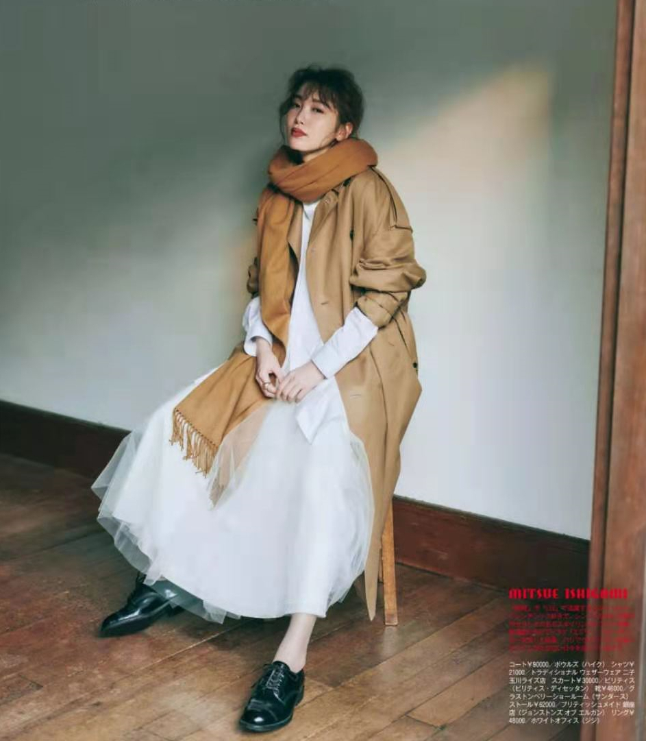 今春又火了一种气质穿搭，叫风衣+裙子，经典时髦还时尚