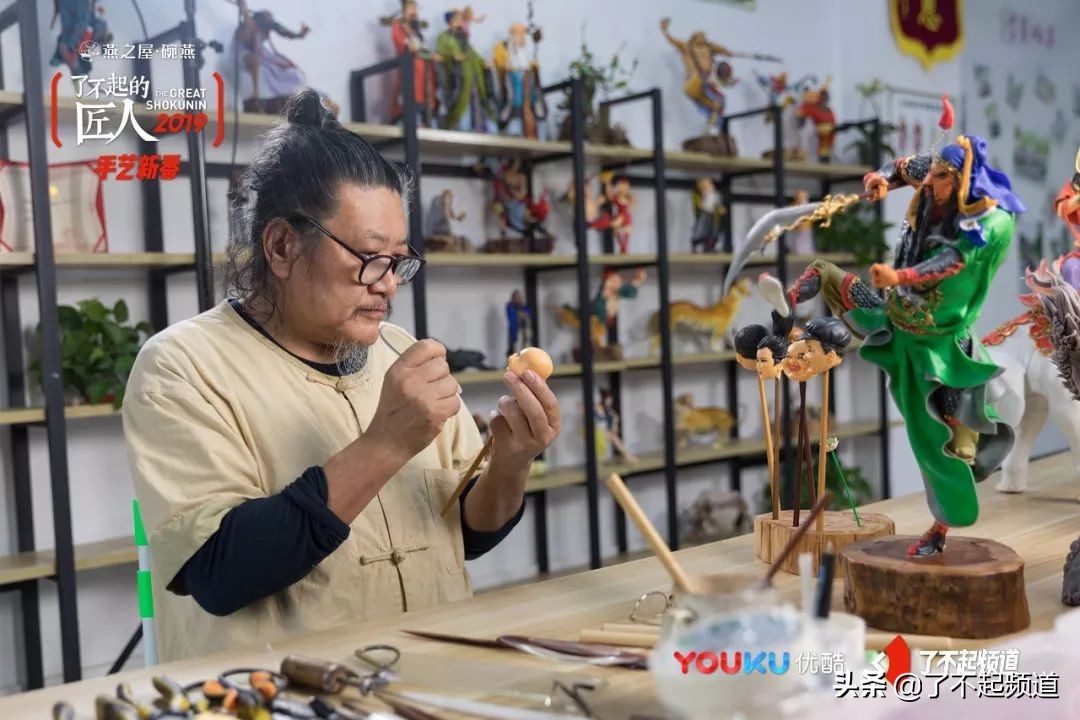 他从珠宝首饰到美容美发样样精通，只为做好一块蛋糕