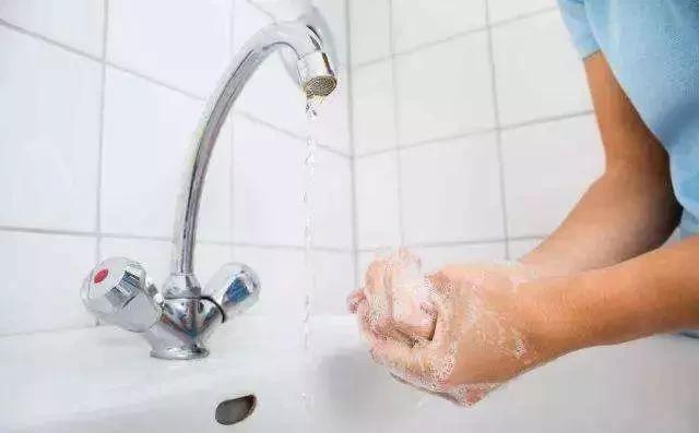 猫咪伸爪子误伤要惩罚吗,猫咪伸爪子抓我衣服是怎么回事