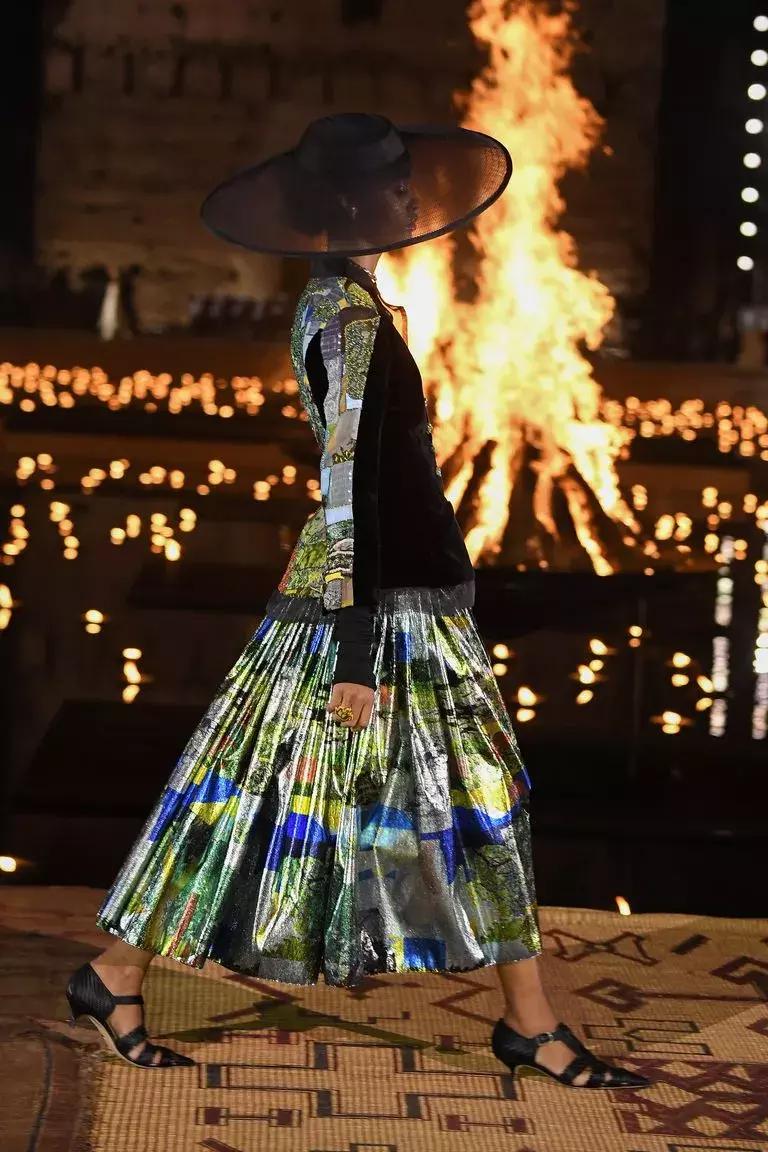 在摩洛哥皇宫，穿拖鞋看秀，是什么体验？