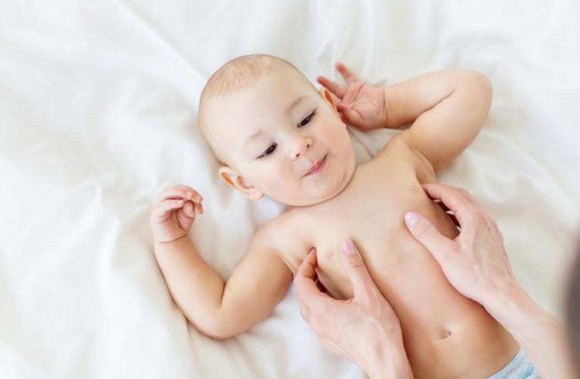 宝宝睡觉为什么老是投降的姿势,宝宝睡觉老是投降怎么回事