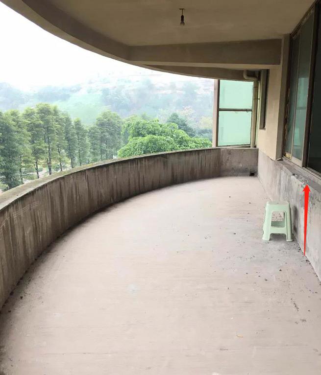 雷翻天！重庆首个带空中泳池的超级豪宅交房，现场惨不忍睹