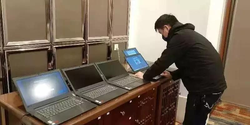 与时间赛跑,为生命逆行,星夜兼程奔向武汉