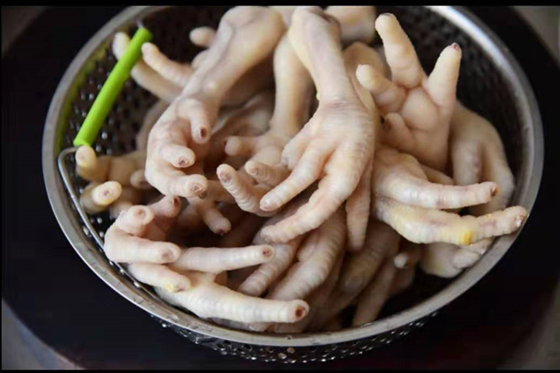 大口吃酱鸡爪软烂,风味独特的鸡爪