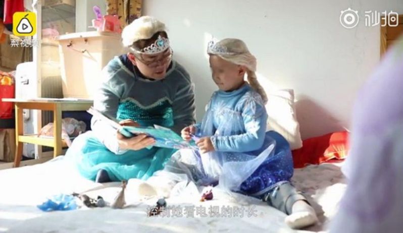 艾莎戴假发,爸爸艾莎