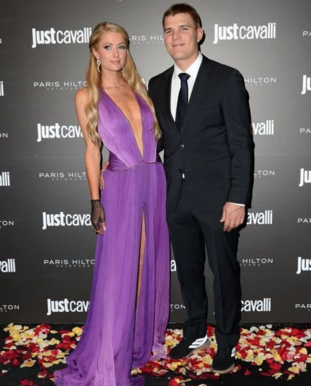 斯嘉丽约翰逊手握香槟图片,斯嘉丽约翰逊什么时候结婚