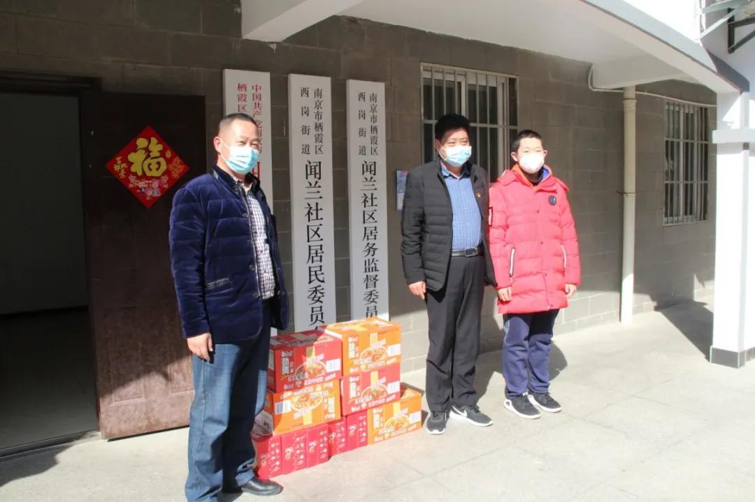 他一直都在诗歌,她一直都在作文600字