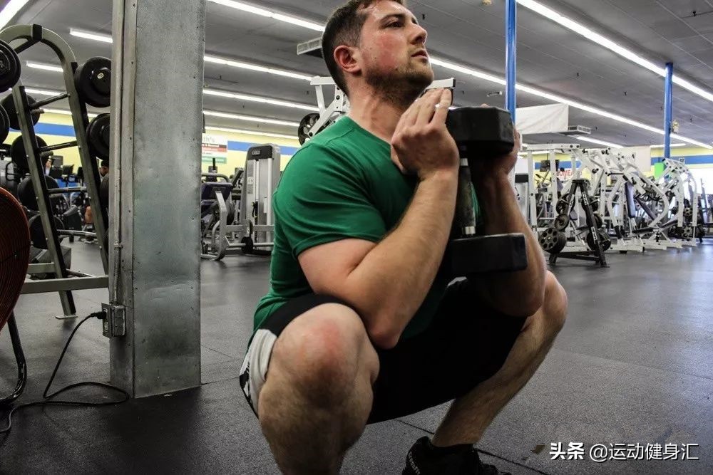 相扑哑铃深蹲的标准动作,哑铃深蹲标准动作