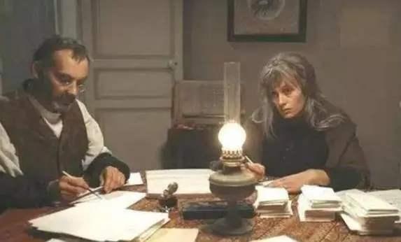 莫泊桑项链中玛蒂尔德的人物分析,莫泊桑项链中的玛蒂尔德人物形象