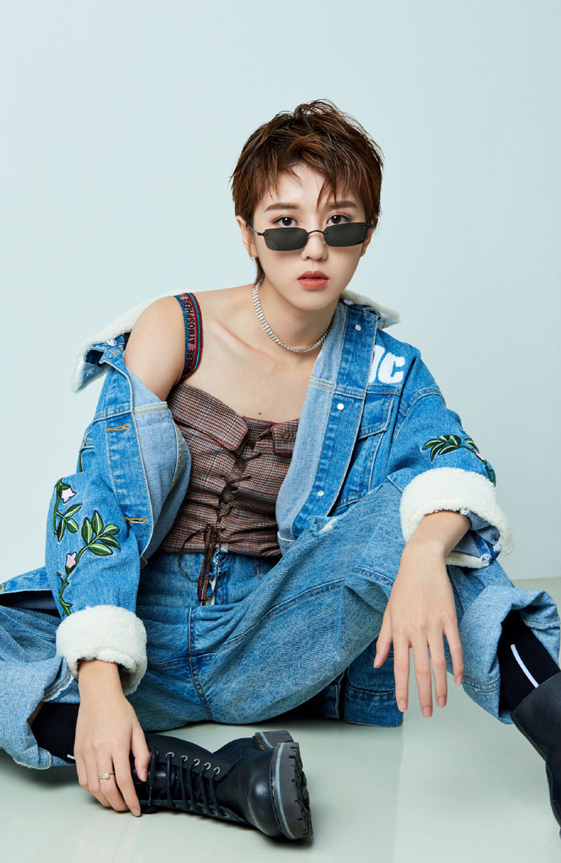 同款发型李凯馨,李凯馨白吊带搭配牛仔裤清纯写真