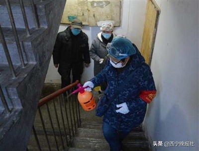 今天，让我们把镜头对准社区小巷总理