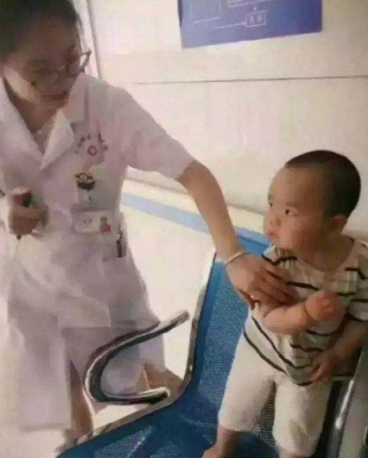 小男孩打针高情商回复,小男孩打疫苗又心疼又好笑