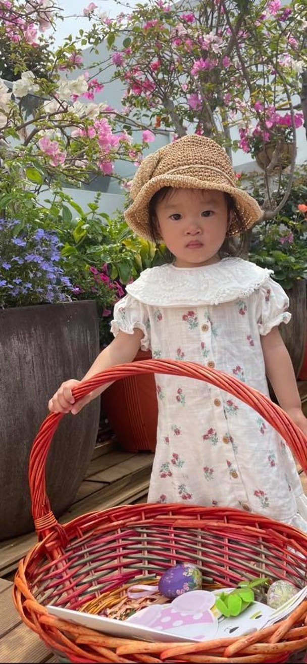 陈少霞晒与老公度假照,陈少霞抱女儿照片