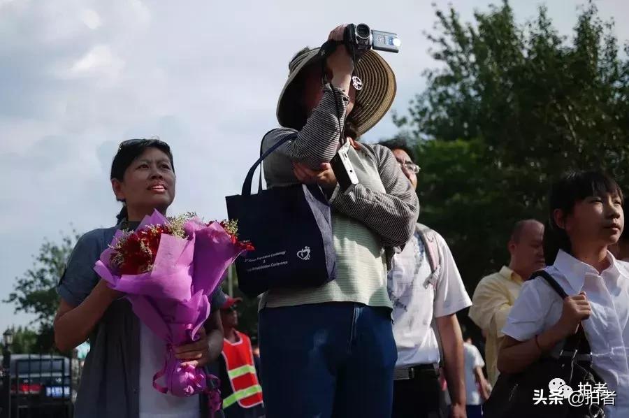 令人泪目的99张照片高考,高考家长等待图片