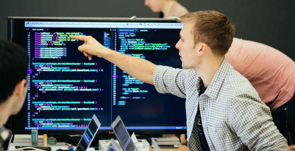 计算机类专业挣钱最少的专业是,计算机类专业最火爆专业就业前景