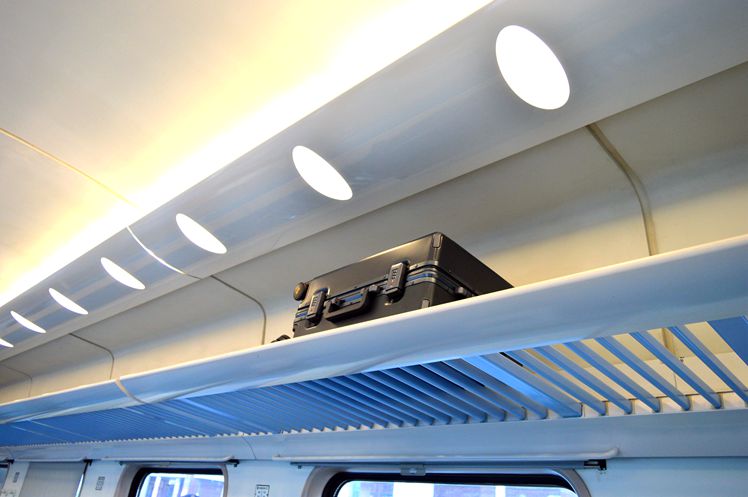 又要值乘了,放下背包拎起皮箱,地平线8号拉杆箱体验