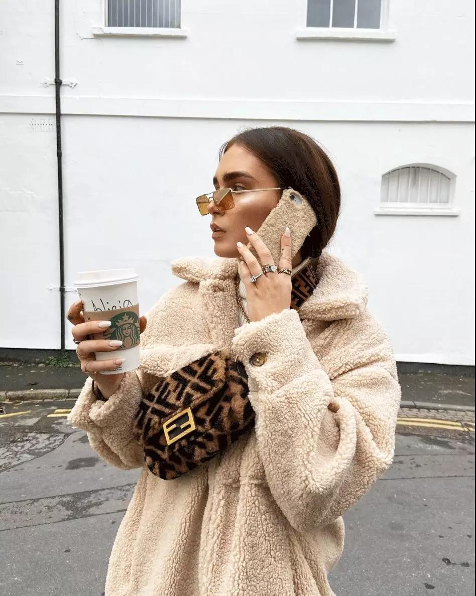 人手一个的毛巾包为什么魅力这么大?今年秋冬,大家都喜欢毛多的