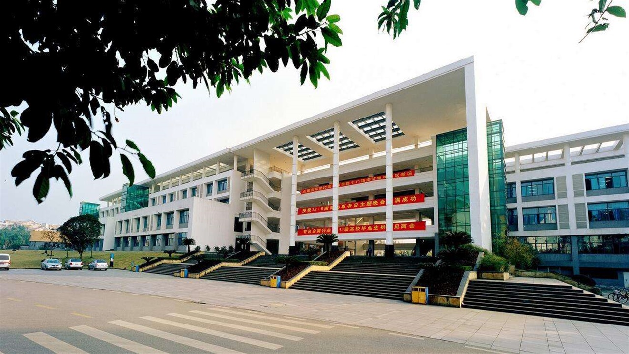 重庆一所不容小觑的大学，许多专业在全国出名，占地面积约2000亩