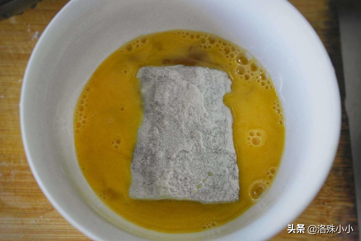 煎蒸带鱼口感细腻，味道鲜，蒸前除腥这一步是重点！