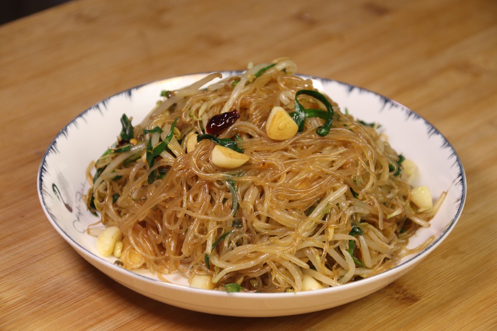 炒粉丝怎么炒才更好吃而不干呢,怎样炒粉丝不粘锅又好吃