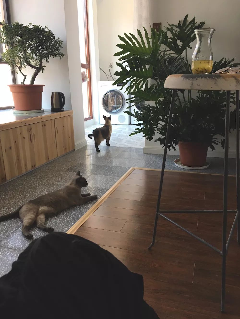 用水泥砌橱柜,用粘土做迷你橱柜