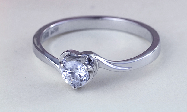 1.5克拉至2克拉牛头钻戒有多大,钻戒1.8克拉和2克拉差距多少钱