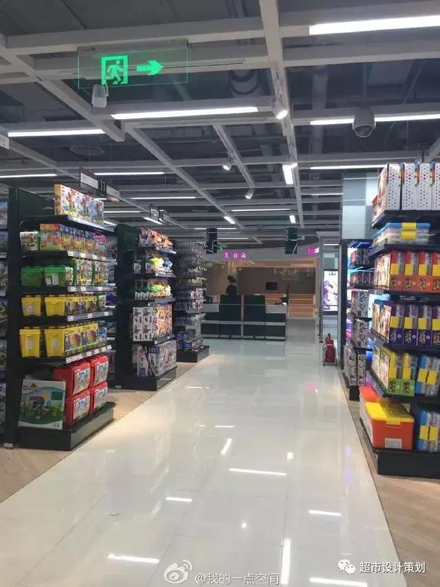 一组超市陈列图,超市肉品区陈列与摆放