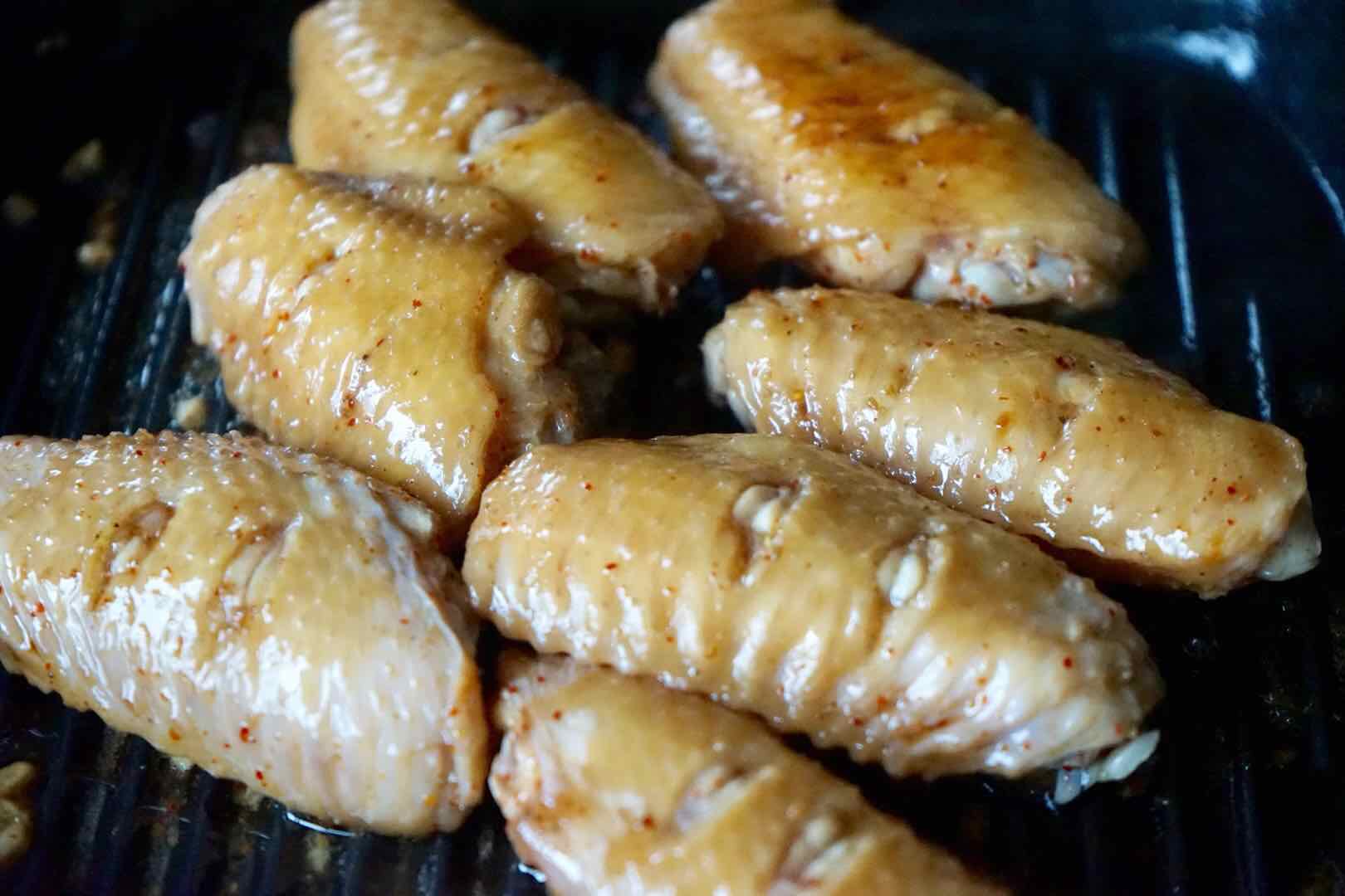 烤箱版鸡翅怎么做更好吃？多加一个料腌制，烤出来的鸡翅香软多汁