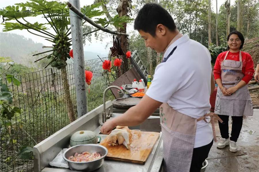 小山村大“鸡”遇良庆区晓元村南瓜鸡带来收获年