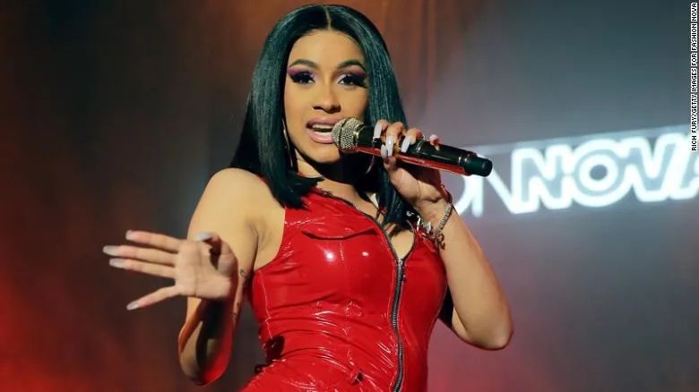 美国当红女歌手火力全开狂赞中国抗疫:人家强大得很