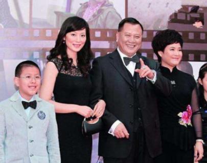 排场这么大、敢抢寿星名导的风头？拒绝与周星驰和解的他有何底气