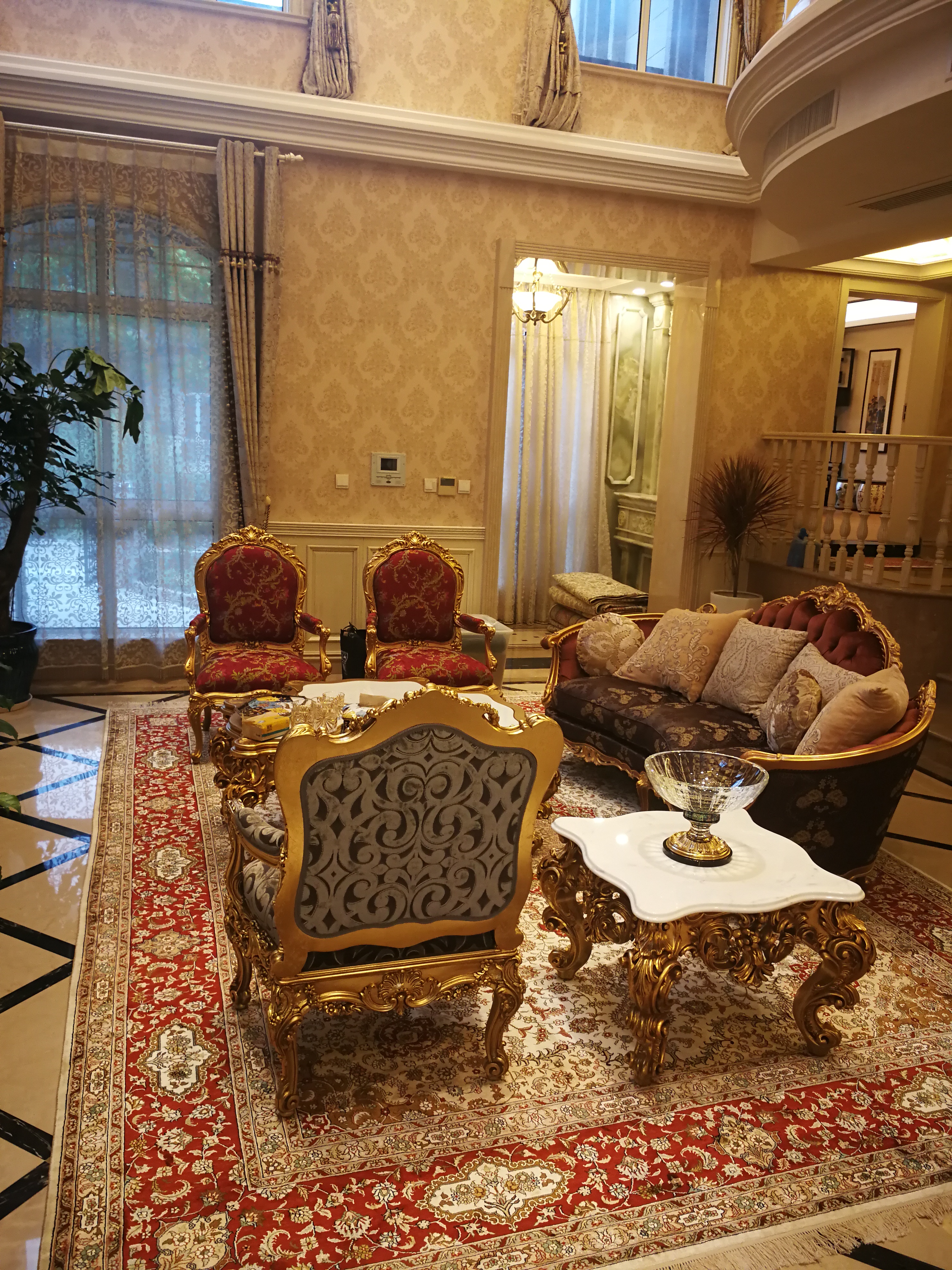 为温馨的港湾铺一张有质感的手工真丝地毯，点亮家的生活品质