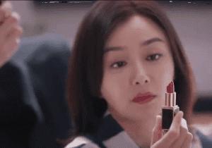 从白月光到莫向晚秦岚只用了支“本宫不死”色口红