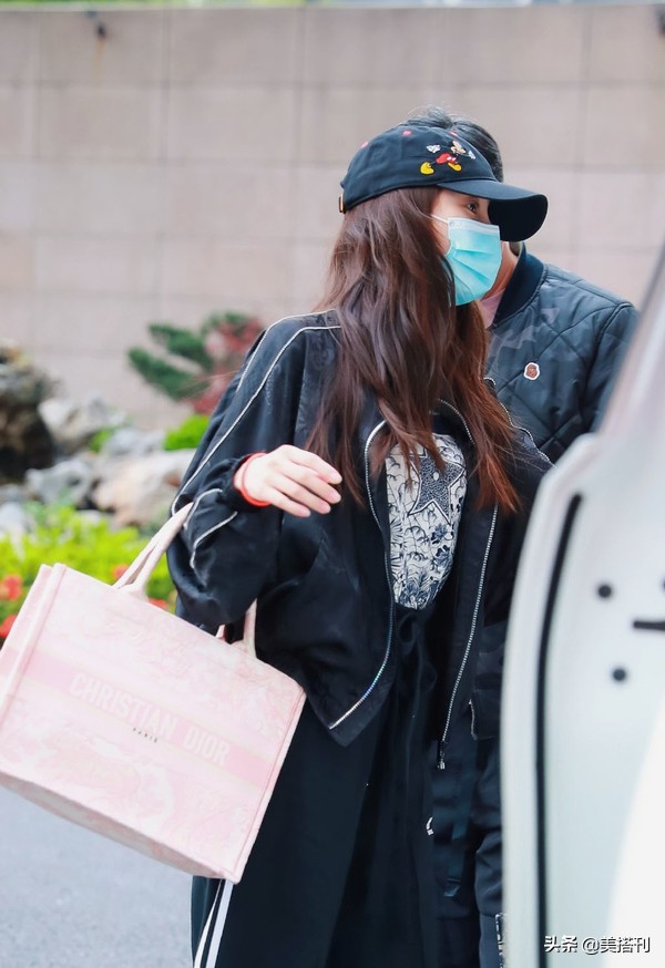 杨颖罕见穿时尚出镜太迷人,杨颖机场同款包