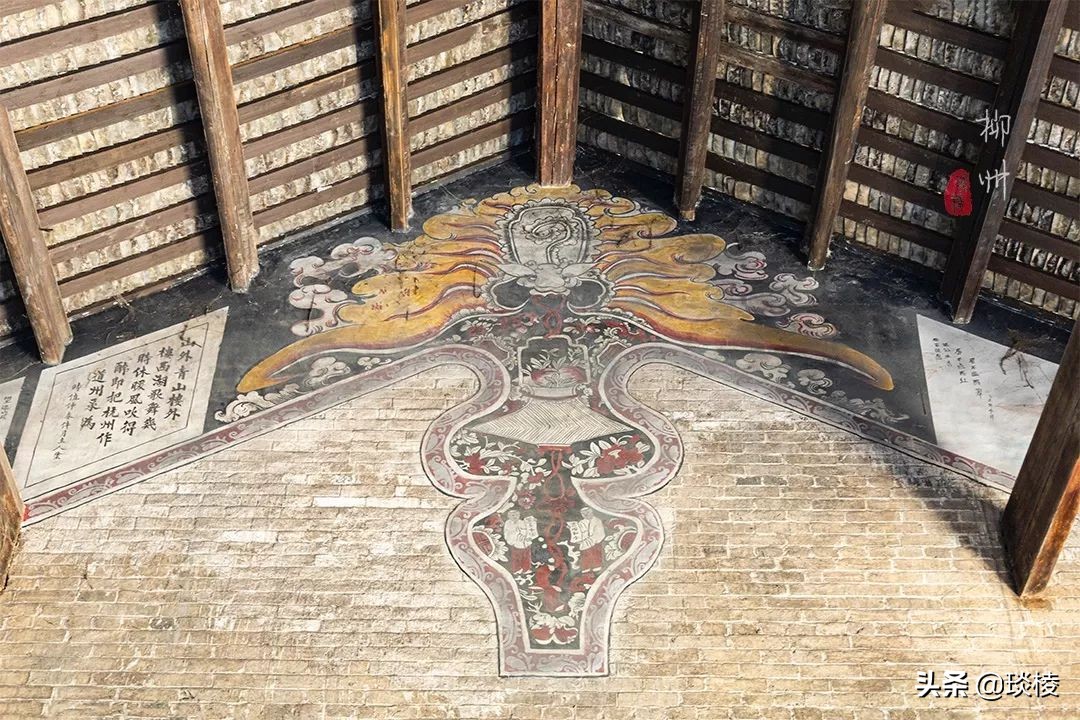 这个古镇好奇怪，门前放元宝，商号大门开洞，城隍爷与关二爷作伴