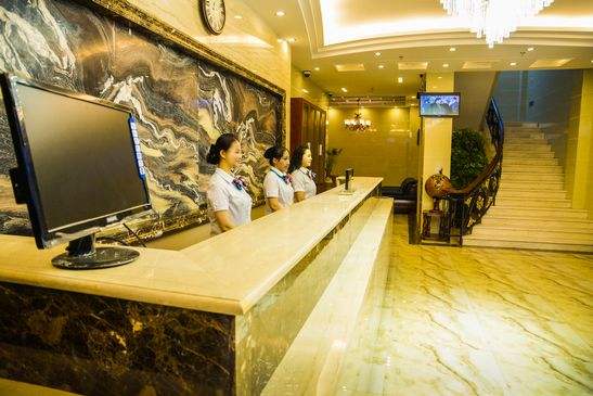 为什么酒店前台工资低还蛮多人做,酒店前台需要熬夜吗