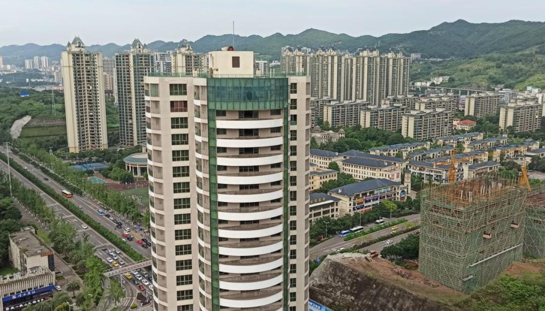 雷翻天！重庆首个带空中泳池的超级豪宅交房，现场惨不忍睹