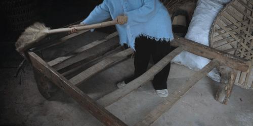 用废弃木床做书架,多功能流觞曲水桌