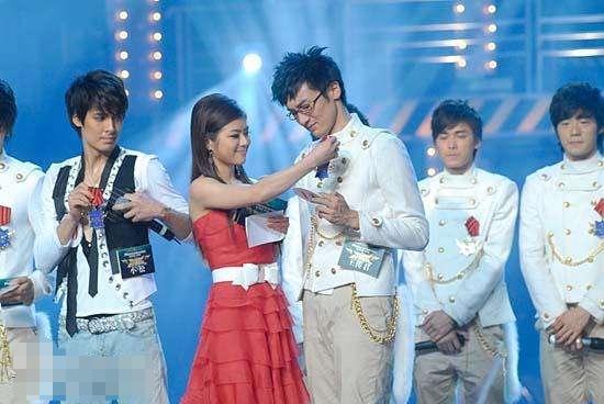 爱情公寓3发布会陈赫抱娄艺潇,王传君吐槽爱情公寓原话