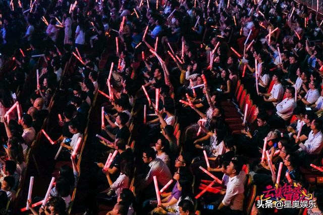 众星云集狂欢打call，线上线下一起领福利，我们可以！