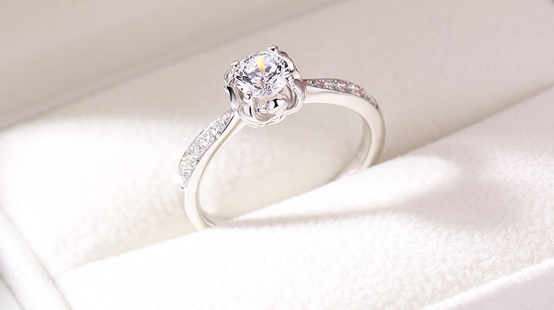 挚爱见证的钻戒，指间玫瑰永不凋零