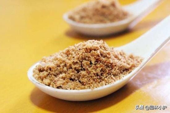 花盆里撒一把它根不烂叶不黄,花盆里撒点料花草再也不长虫