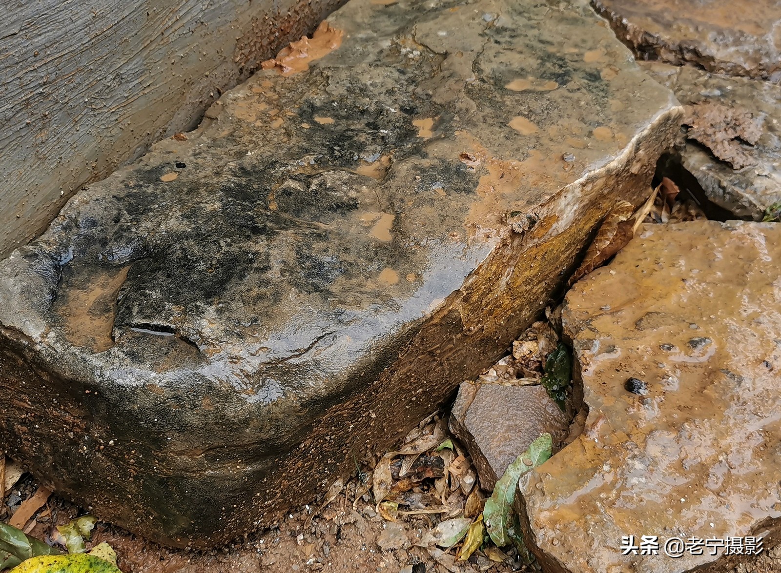 屋檐下接水的水槽叫什么,屋檐下的水桶