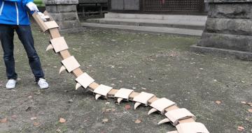 大隐隐于市！日本高玩用纸箱自制各种可变换形态道具，走红网络