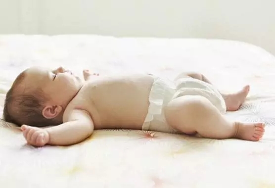 宝宝总是便秘不拉粑粑,新生儿不拉臭臭便秘还是攒肚