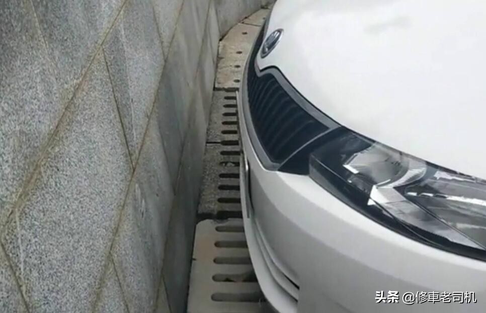 怎么看车头离墙距离,车头距离判断驾驶技巧